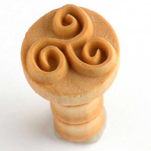 Scm-118 Medium Round Stamp – Tri Spiral