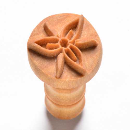 Scm-229 Medium Round Stamp – Trillium Flower
