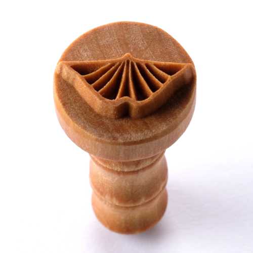 Scm-259 Medium Round Stamp – Spirifer Fossil