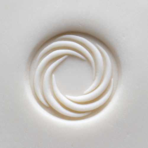 Scm-255 Medium Round Stamp – Spiral Wreath