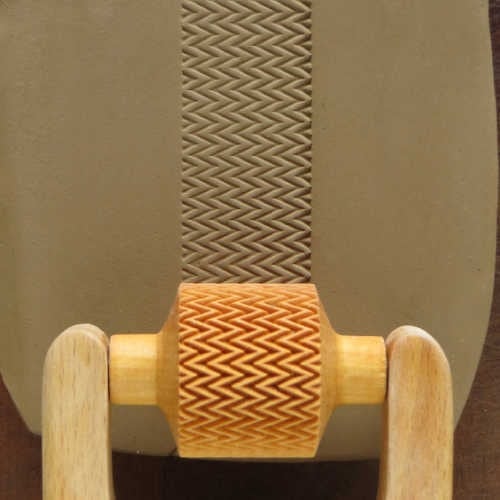 RM-015 Medium Handle Roller – Loose Zigzag