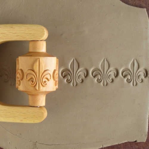 RM-045 Medium Handle Roller – Fleur-de-lis