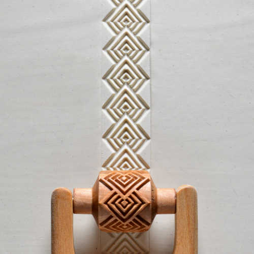 RM-052 Medium Handle Roller – Overlapping Squares