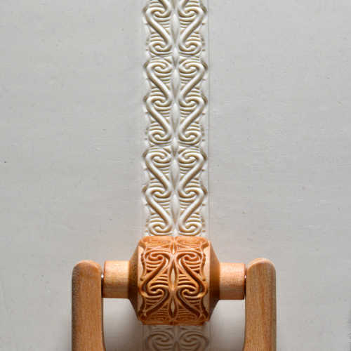 RM-054 Medium Handle Roller – Flying Butterfly