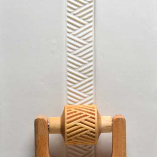 RM-057 Medium Handle Roller – Slanted Crosshatch