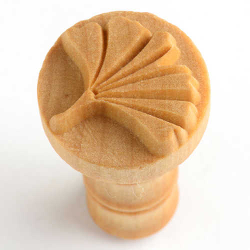 Scm-048 Medium Round Stamp – Gingko Leaf