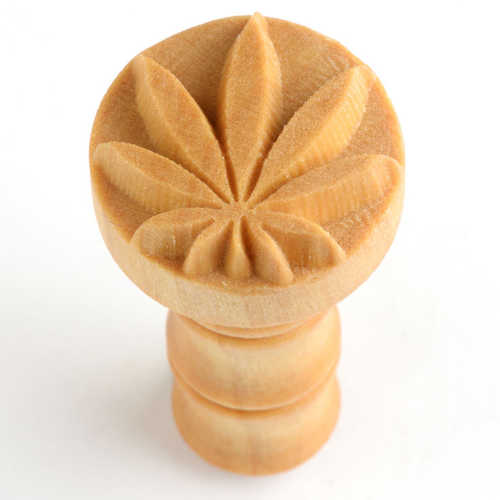 Scm-058 Medium Round Stamp – Hemp Leaf