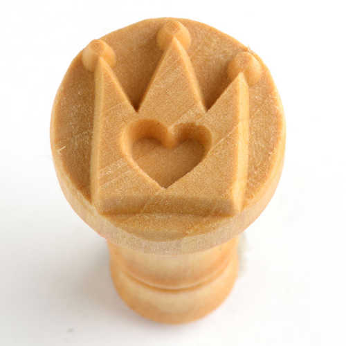 Scm-113 Medium Round Stamp – Crown with Heart