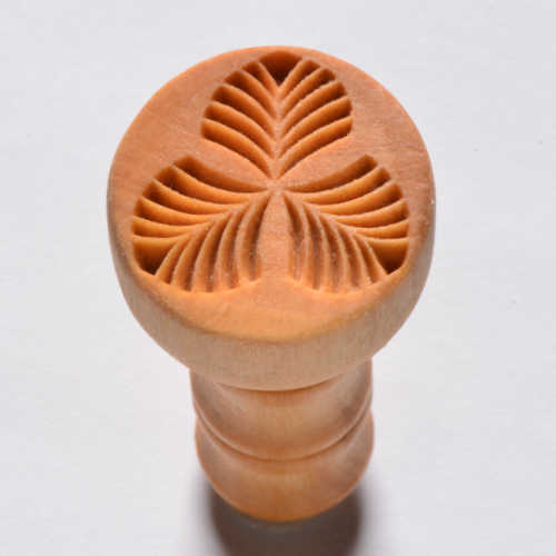 Scm-202 Medium Round Stamp – Tri-Leaf