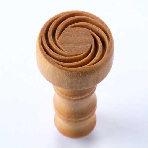 Scm-255 Medium Round Stamp – Spiral Wreath