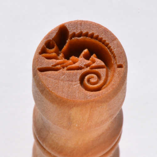 Scs-171 Small Round Stamp – Chameleon on Branch