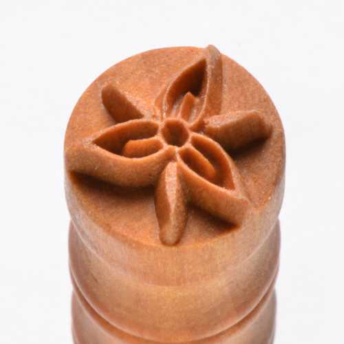 Scs-179 Small Round Stamp &#8211; Trillium Flower