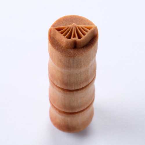 Scs-191 Small Round Stamp &#8211; Spirifer Fossil