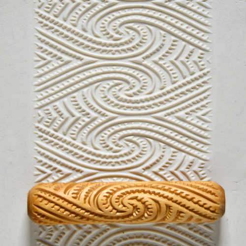 BHR-076 Big Hand Roller – Maori Spirals