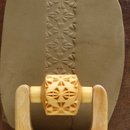 RM-009 Medium Handle Roller – 4 Leaf Quilt Block