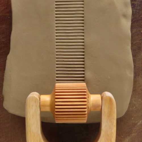 RM-011 Medium Handle Roller – Vertical Lines