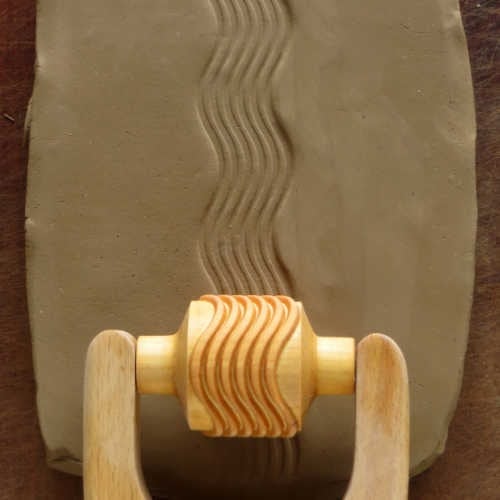 RM-017 Medium Handle Roller – Wavy Lines