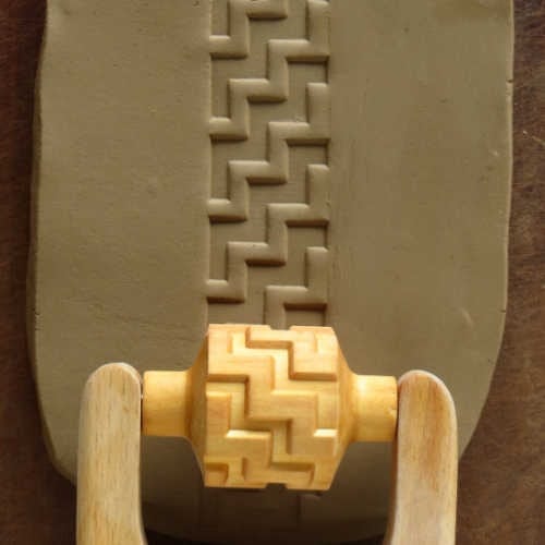 RM-018 Medium Handle Roller – Large Diagonal Zig Zag