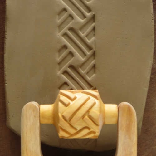 RM-019 Medium Handle Roller – Plaited Bands