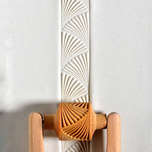 RM-047 Medium Handle Roller &#8211; Deco Fans