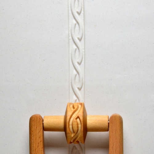 RS-019 Small Handle Roller &#8211; Twining Strands