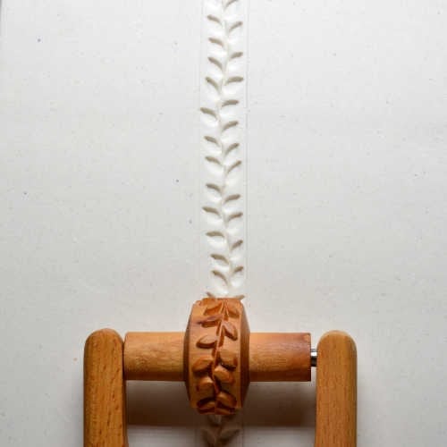 RS-026 Small Handle Roller – Leafy Vine
