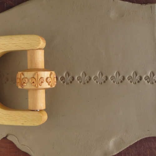 RS-027 Small Handle Roller &#8211; Fleur-de-lis