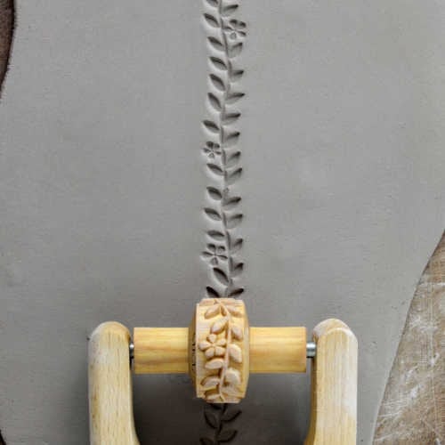 RS-032 Small Handle Roller &#8211; Flowers and Vines